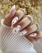 Press on nails białe serduszka 24 sztuki migdał walentynkowe