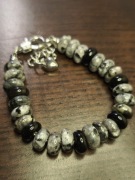 Bransoletka z czarnym agatem oraz szarą odmianą labradorytu
