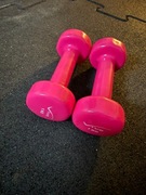 różowe hantle żeliwne w powłoce winylowej 2x1 kg