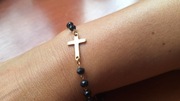 Bransoletka na rękę damska z krzyżykiem i czarnymi koralikami 