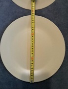 Dwa duże ceramiczne talerze 28