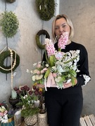 Wiosenna kompozycja z ceramicznym ptaszkiem. Dzień Babci. Dzień Dziadka