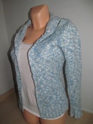 Ciepły, błękitno-biały sweterek z kapturem