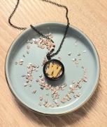 Naszyjnik sekretnik z literką medalion litera W