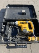 Młot udarowy SDS MAX DeWalt D25830K sieciowy igła