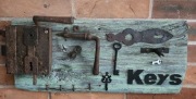 Ozdobna szczotkowana deska na klucze