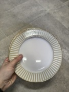 Talerz śniadaniowy z beżowym wzorem