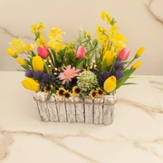 Kompozycja kwiatowa w skrzynce