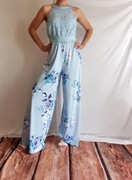 Kombinezon Koktajlowy Damski Błękitny w Kwiaty z Koronką Bodyflirt S M