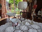 Szklany kielich na giętej podstawie