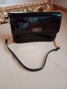 Stylowa torebka z lakierowanej skóry. Kolor – czarny. 