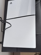 PS5 Slim 1TB Digital + 2 pady + stojak Spider-Man + okablowanie