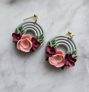 Okrągłe kolczyki z gliny polimerowej z bordowymi oraz różowymi kwiatami