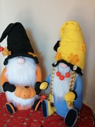 Para skrzatów siedzących, jesienno zimowe. Dekoracja świąteczna Halloween 