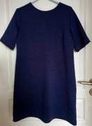 Sukienka w kolorze granatowym – idealna do pracy