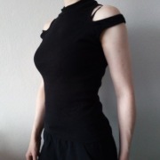 bluzka czarna sin say cz rozciętymi ramionami 