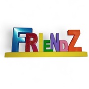 Logo seriowege Friendz na podstawce 