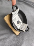 Naczynie żeliwne z podstawką smuke mała patelnia