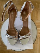 Srebrne skórzane sandały na szpilce 