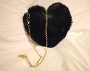 Piękna futrzasta czarna torebka