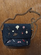 Mała czarna torebka z przypinkami ZARA