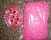 zgrzebło, rękawica z kulkami do masażu konia oraz myjka z gąbką