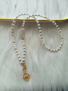 Naszyjnik z białego agatu z kwarcem różowym przeplatany złotym hematytem. 