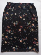 Czarna spódnica w kwiatki z gumką w pasie