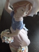 Figurka dziewczynki z koszyczkiem kwiatów -porcelana Nadal