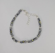 Bransoletka handmade z połyskujących koralików 