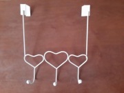 Biały metalowy wieszak na drzwi z trzema haczykami | serca / serduszka