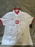 Koszulka reprezentacji Polski z autografami piłkarzy.