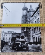 Fotografia Kraków okupacja Studebaker US-6 II Wojna Światowa Rynek Główny 