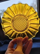 Talerzyki z żółtego szkła prl