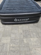 Nadmuchiwany materac, z wbudowaną pompką elektryczną KESSER