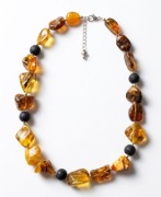 Naszyjnik z Naturalnego Bursztynu i Lawy Wulkanicznej – Unikat