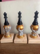 Puchar szachowy hetman na ręce   Statuetka