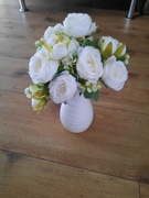 Wazonik biały sztuczne kwiaty róże led