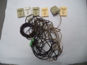 Zestaw starych gniazd telefonicznych analogowych z kablami