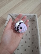 Brelok pluszowa pszczółka na szydełku 