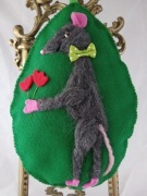 ZAWIESZKA "SZCZUREK IDĄCY Z WIZYTĄ" FILC RĘKODZIEŁO