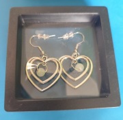 Kolczyki z fluorescencyjnymi koralikami