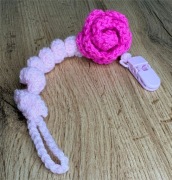 Ręcznie robiony uchwyt do smoczka na szydełku