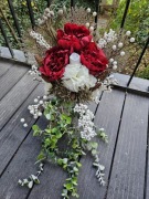 Kompozycja w drewnianej donicy ze świecą LED, stroik na cmentarz na grób