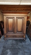 Piękna masywna drewniana szafa w stylu kolonialnym
