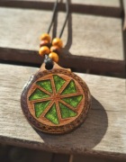 Wisiorek słowiański kołowrót – drewno i żywica epoksydowa| ręcznie wykonany