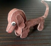 brązowy piesek jamnik z okresu PRL