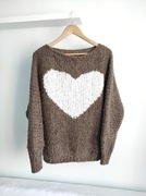 Włoski sweter bukla z sercem brąz r U