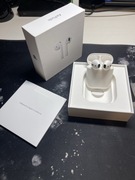 Airpods pierwszej generacji z przewodem do ładowania i pudełkiem