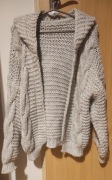Krótki kardigan z kapturem o grubym splocie OVERSIZE